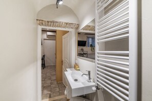 Dusche, Haartrockner, Bidet, Handtücher