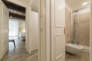 Douche, sèche-cheveux, bidet, serviettes fournies