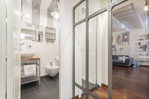 Shower, hair dryer, bidet, towels