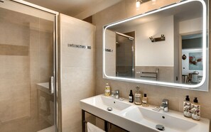 Shower, hair dryer, towels - Exclusive B&B Suites, Apartments, Spa & Fitness<br>The Augustinian House an (AVIGNON)
