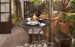 Outdoor dining - Exclusive B&B Suites, Apartments, Spa & Fitness<br>The Augustinian House an (AVIGNON)