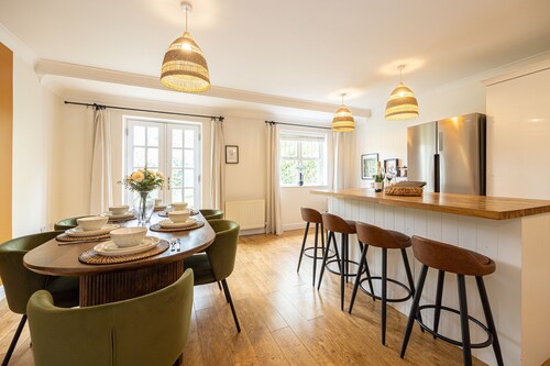 Luxury 3-Bed House | 10 min to City | Free Parking