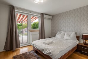 3 bedrooms, desk, iron/ironing board, WiFi - Pool cottage retreat near Prague (Teplice)