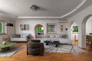 Smart TV, fireplace, printers - Pool cottage retreat near Prague (Teplice)