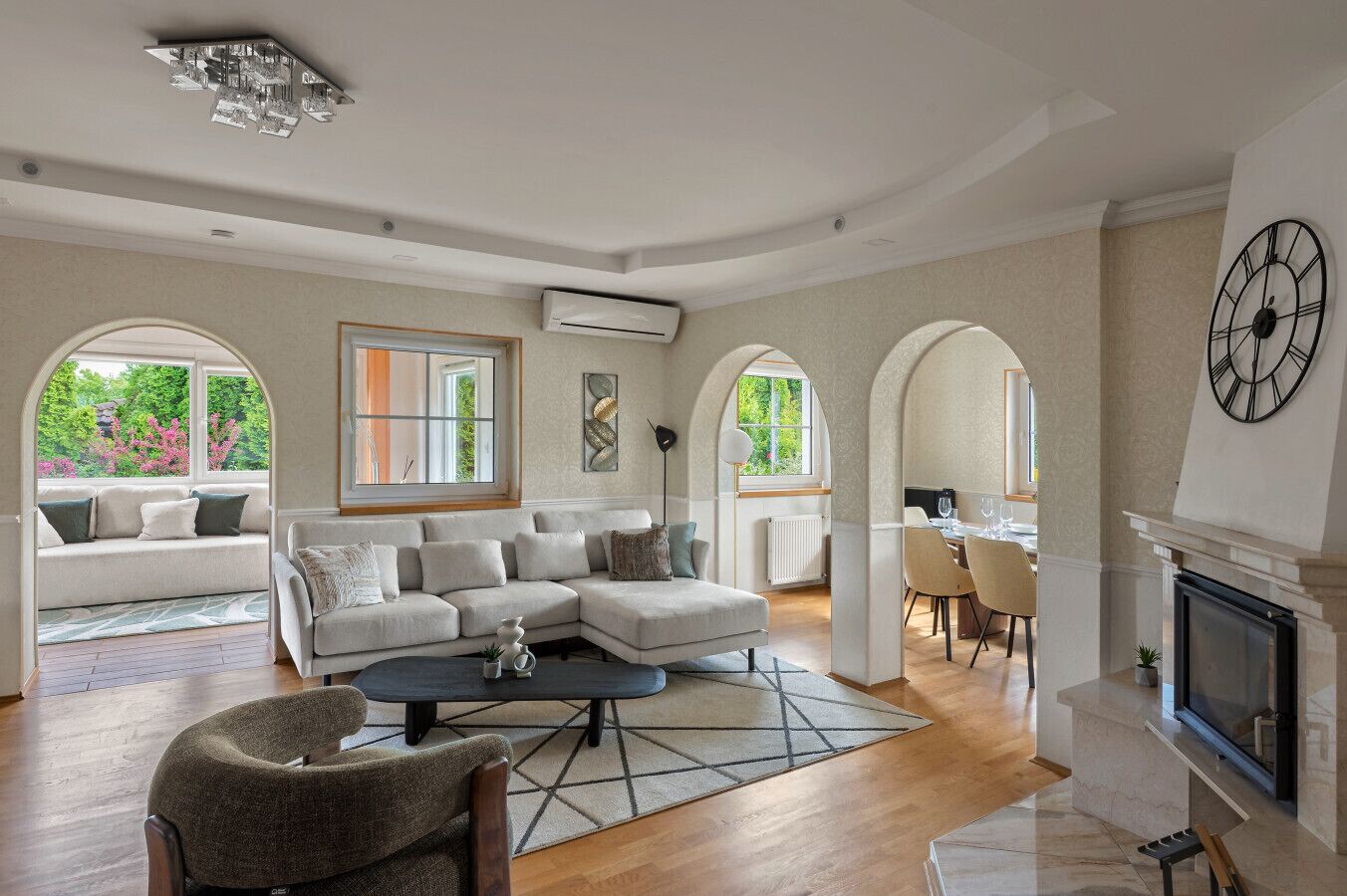 Una Smart TV, una chimenea, una impresora