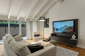 Una televisión, un reproductor estéreo