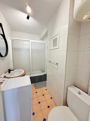 Sèche-cheveux, serviettes fournies, savon, papier toilette