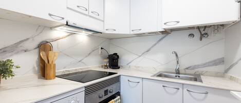 Frigorífico, microondas, horno y lavavajillas