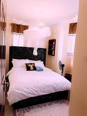 1 slaapkamer, een bureau, een strijkplank/strijkijzer, reisbedje