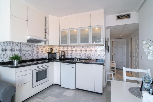 Fridge, microwave, oven, coffee/tea maker