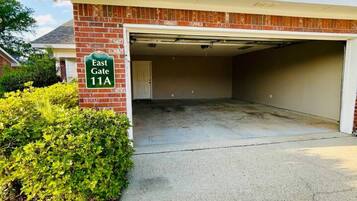 Eine Garage mit Ziegelwand und einem grünen Schild, das 'East Gate 11A' anzeigt.
