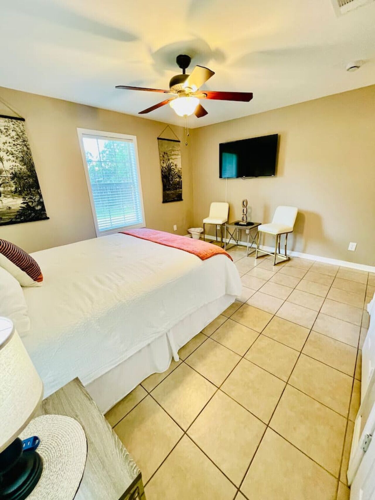 2 slaapkamers, een bureau, een strijkplank/strijkijzer, reisbedje