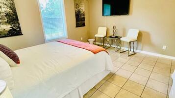 2 slaapkamers, een bureau, een strijkplank/strijkijzer, reisbedje