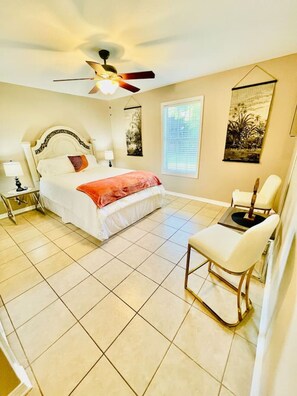 2 makuuhuonetta, työpöytä, silitysrauta/-lauta, vauvan matkasänky