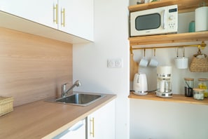 Réfrigérateur, micro-ondes, plaque de cuisson, cafetière/bouilloire