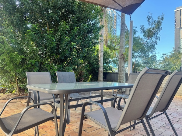 Outdoor dining - Main Residences (Southport)