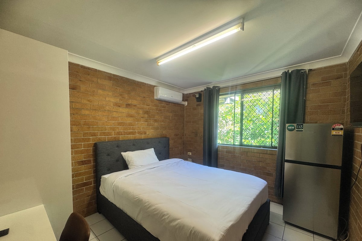 Literie de qualité, lit avec matelas en mousse à mémoire, bureau