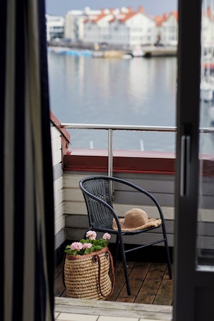 Twin Room, Balcony, Sea View | Living area