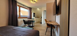 1 bedroom, in-room safe, desk, travel crib