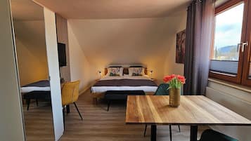 1 quarto, cofres nos quartos, escrivaninha, berço de viagem