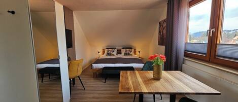 1 室のベッドルーム、セーフティボックス (室内)、デスク、旅行用ベビーベッド