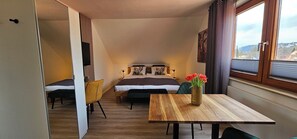 1 slaapkamer, een kluis op de kamer, een bureau, reisbedje