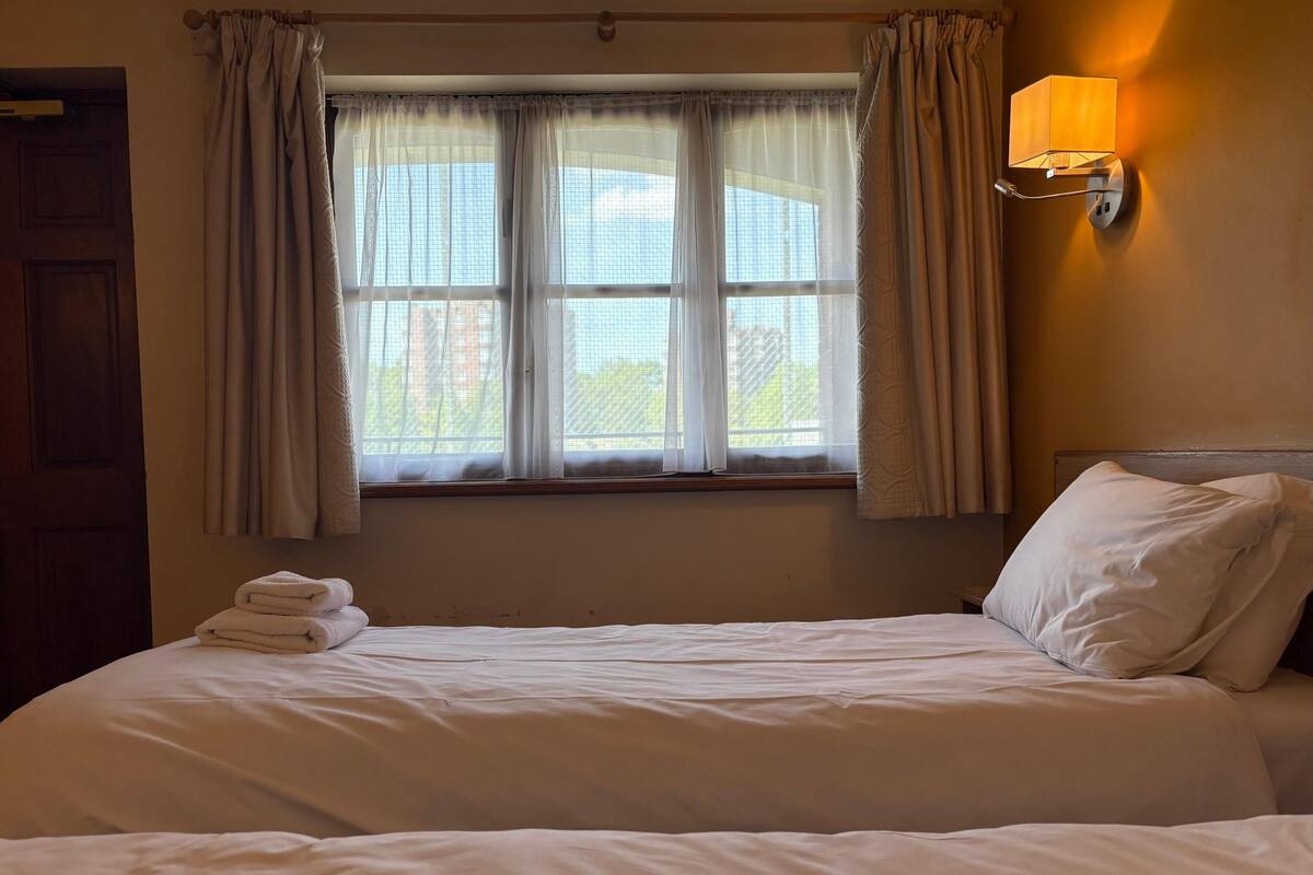 Tomannsrom – deluxe | Strykejern/-brett, wi-fi (inkludert) og sengetøy