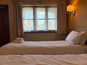 Deluxe Twin Room | Iron/ironing board, free WiFi, bed sheets - Tollgate Hotel (Stoke-on-Trent)