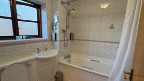 A bathroom with a toilet, sink, and bathtub. - Tollgate Hotel (Stoke-on-Trent)