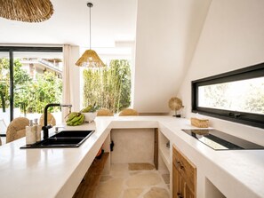Refrigerador, microondas, parrilla de estufa y cafetera y tetera