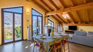 家庭公寓, 2 間臥室, 2 間浴室, 山旁 (Cremia Dreamhouse) | 客廳 | 平面電視