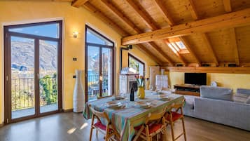 Familienapartment, 2 Schlafzimmer, 2 Bäder, Bergseite (Cremia Dreamhouse) | Wohnbereich