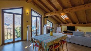 Familienapartment, 2 Schlafzimmer, 2 BÀder, Bergseite (Cremia Dreamhouse) | Wohnbereich | 21-Zoll-Flachbildfernseher mit Digitalempfang