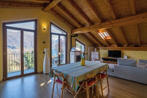Departamento familiar, varias habitaciones, 2 baños, junto a la montaña (Cremia Dreamhouse) | Área de sala de estar | Televisión de pantalla plana de 21 pulgadas con canales digitales 