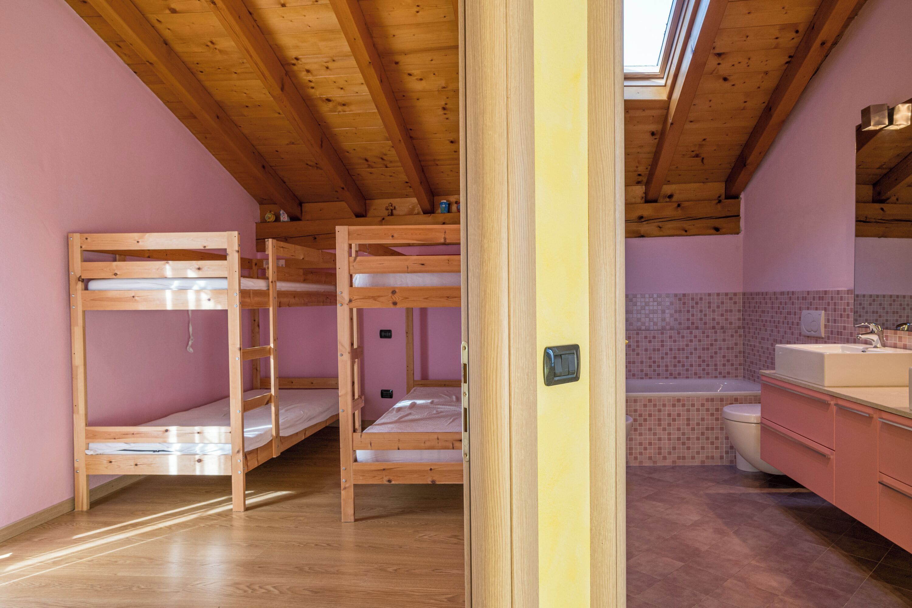 Appartamento familiare, camere multiple, 2 bagni, lato montagna (Cremia Dreamhouse) | 2 camere, ferro/asse da stiro, Wi-Fi gratuito, lenzuola