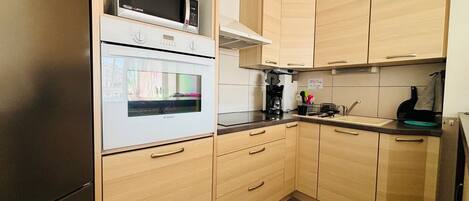 Réfrigérateur, micro-ondes, four, plaque de cuisson