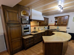 Refrigerador, microondas, lavavajillas y periquera
