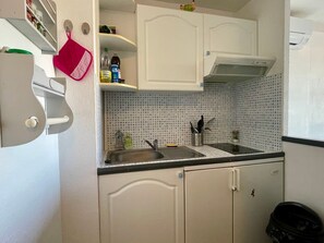 Réfrigérateur, micro-ondes, plaque de cuisson, grille-pain