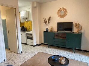 Kühlschrank, Mikrowelle, Ofen, Wasserkocher mit Kaffee-/Teezubehör