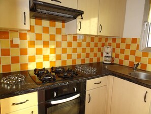 Kjøleskap, mikrobølgeovn, ovn og kaffetrakter/tekoker