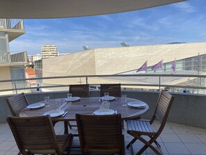 Outdoor dining - Spacious 3-room apartment with terrace and parking in Canet-en-Roussillon (Canet-en-Roussillon)