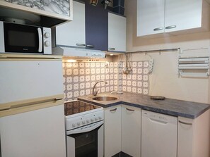 Fridge, microwave, dishwasher, coffee/tea maker