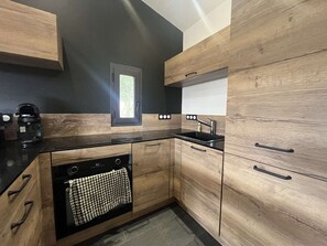 Een koelkast, een microgolfoven, een oven, een kookplaat