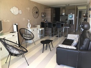 TV - Stunning Air-Conditioned T3 Apartment with Parking Canet-en-Roussillon (Canet-en-Roussillon)