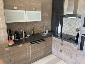 Fridge, microwave, oven, dishwasher - Stunning Air-Conditioned T3 Apartment with Parking Canet-en-Roussillon (Canet-en-Roussillon)