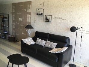 TV - Stunning Air-Conditioned T3 Apartment with Parking Canet-en-Roussillon (Canet-en-Roussillon)