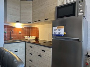 Fridge, microwave, stovetop, coffee/tea maker - Modern 2-room apartment with parking and Wi-Fi in Banyuls-sur-Mer (Banyuls-sur-Mer)