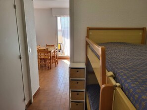 Room - Bright Studio Cabin for 4, Port View, Canet-en-Roussillon (Canet-en-Roussillon)