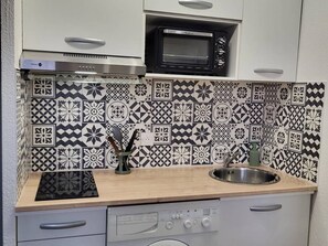 Fridge, microwave, oven, coffee/tea maker - Bright Studio Cabin for 4, Port View, Canet-en-Roussillon (Canet-en-Roussillon)