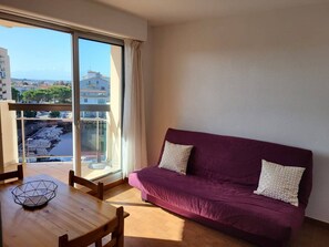 TV - Bright Studio Cabin for 4, Port View, Canet-en-Roussillon (Canet-en-Roussillon)